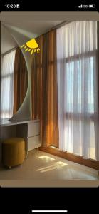 sala de estar con ventana con luz amarilla en Eden Hotel, en Shëngjin