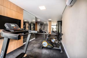 sala de fitness con cinta de correr y gimnasio en Apto de alto padrão em cond. nos Ingleses CCI210, en Florianópolis