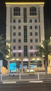 a large building with a hotel in front of it at الاتحاد الذهبية للشقق المخدومة 3 in Al Hofuf