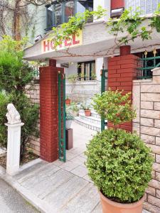 El edificio en el que está el hotel 13 fotos más