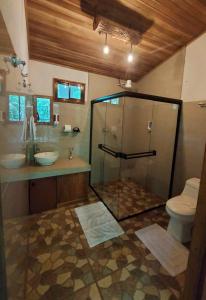y baño con ducha, aseo y lavamanos. en Jungle Living Tree Houses, en Monteverde