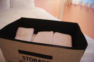 uma caixa de cigarros em cima de uma cama em Guest house Laule'a Tennoji - Vacation STAY 10602 em Osaka