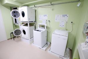 um quarto de hospital com máquinas e um espelho em Guest house Laule'a Tennoji - Vacation STAY 10602 em Osaka