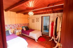 Postel nebo postele na pokoji v ubytování Cozy and traditional stone house