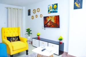 Posezení v ubytování Cozy one bedroom thika Road near garden city