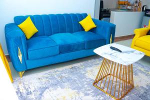 Posezení v ubytování Cozy one bedroom thika Road near garden city