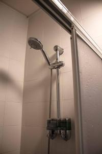 a shower with a shower head in a bathroom at Apartamento Fernando Colón en Casco Histórico in Córdoba