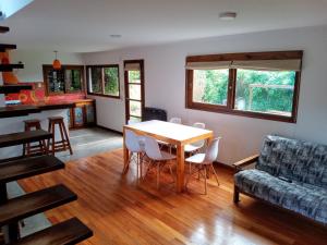 sala de estar con mesa y sofá en casita moderna frente al bosque en Mar del Plata