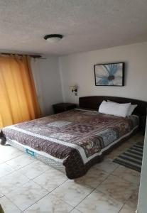 1 dormitorio con 1 cama grande en una habitación en Condominio Ilimay Las Cruces El Tabo, en Las Cruces