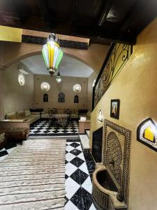 sala de estar con suelo de baldosa y chimenea en Riad Palmeraie en Marrakech