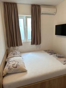 Postel nebo postele na pokoji v ubytování Royal Apartments