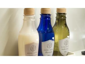 três garrafas de leite e molho de soja sentadas numa prateleira em Hotel Yassa - Vacation STAY 08896v em Mihara