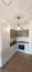 cocina con electrodomésticos de acero inoxidable y techo en GreenHouse, en Casale Smeraldi