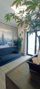 Un dormitorio con una cama azul y un árbol. en GreenHouse, en Casale Smeraldi