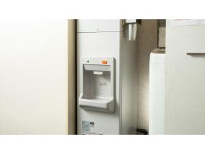 um frigorífico com um dispensador de água numa cozinha em Hotel Yassa - Vacation STAY 08896v em Mihara