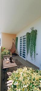 un patio con una mesa y algunas plantas verdes en GreenHouse, en Casale Smeraldi
