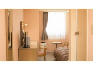 una camera d'albergo con letto e finestra di Hotel Yassa - Vacation STAY 08818v a Mihara