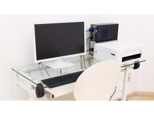 un escritorio de cristal con monitor de ordenador y teclado en Hotel AreaOne Sakaiminato Marina - Vacation STAY 09688v, en Sakaiminato