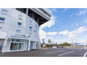 境港市にあるHotel AreaOne Sakaiminato Marina - Vacation STAY 09688vの正面に駐車場がある建物