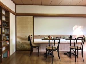uma sala de jantar com uma mesa e duas cadeiras em Masaya Villa - Vacation STAY 23194v em Ito