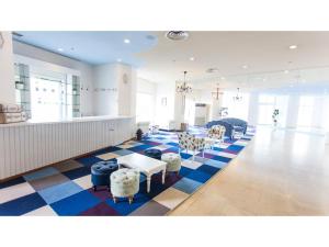 uma grande sala com um átrio com mesas e cadeiras em Hotel AreaOne Sakaiminato Marina - Vacation STAY 09648v em Sakaiminato