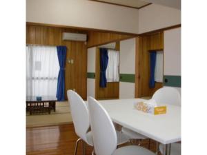 uma sala de conferências com uma mesa branca e cadeiras em Kokusai Towns Inn - Vacation STAY 52707v em Naha