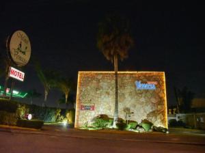 a building on the side of a street at night at Motel Venecia in Momoxpan