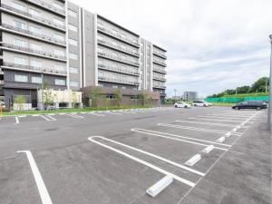 an empty parking lot in front of a building at Hotel Torifito Kashiwanoha - Vacation STAY 75947v in Kashiwa