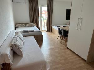 Postel nebo postele na pokoji v ubytování Royal Apartments