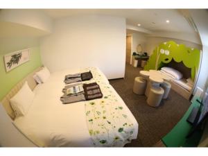 Hotel Torifito Kashiwanoha - Vacation STAY 75950v في كاشيوا: اطلالة غرفة نوم مع سرير في غرفة