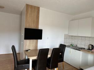 Kuchyň nebo kuchyňský kout v ubytování Royal Apartments