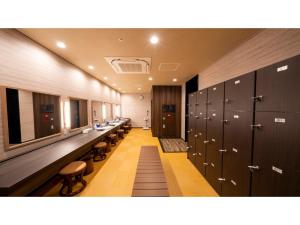una larga fila de taquillas en un vestuario en La'gent Stay Hakodate Ekimae - Vacation STAY 75061v, en Hakodate