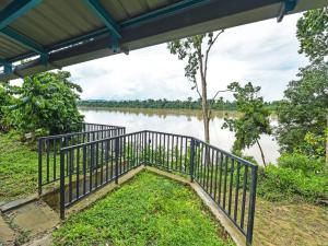 un balcón con vistas a un cuerpo de agua en Kampungstay by The LiliZ, en Pekan