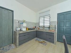 cocina con armarios azules y encimera en Kampungstay by The LiliZ, en Pekan