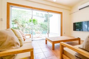 sala de estar con sofá y mesa en Cape Maeda FLAT - Vacation STAY 14596, en Yamada