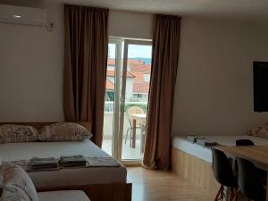 Postel nebo postele na pokoji v ubytování Royal Apartments