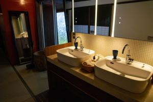 Baño con 2 lavabos y espejo en duckweed - Vacation STAY 52571v, en Tone