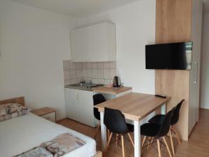 Kuchyň nebo kuchyňský kout v ubytování Royal Apartments