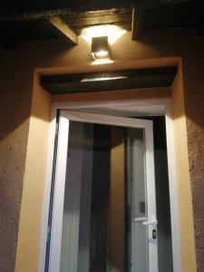 una puerta con una luz en el lateral de un edificio en Pozo De Las Nieves, en Orgaz