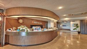 un hall avec un comptoir de réception dans un hôpital dans l'établissement Resort Hotel Buena Vista Nakijin - Vacation STAY 57842v, à Koechi