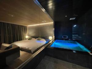 1 dormitorio con cama y piscina en Yaizu - House - Vacation STAY 14728, en Yaizu