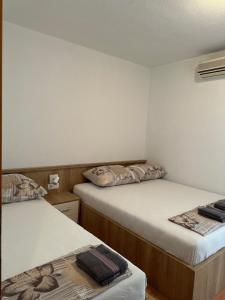 Postel nebo postele na pokoji v ubytování Royal Apartments