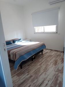 1 dormitorio con cama y ventana en Finca Casiana en 