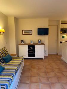 sala de estar con sofá y TV de pantalla plana en appartement T3 Soustons plage Vieux Boucau océan, en Soustons