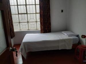 Gera Guest House tesisinde bir odada yatak veya yataklar