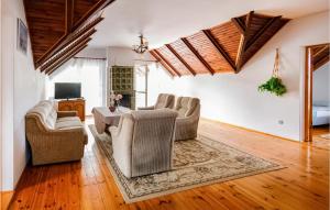 羅威的住宿－Stunning Home In Rowy With 4 Bedrooms, Sauna And Wifi，客厅配有两把椅子和一张桌子