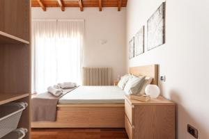 1 dormitorio con cama y ventana en Apartment MisiAdele, en Carnago