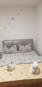 - un lit avec 2 serviettes blanches dans l'établissement Casa Camelia, à Ocna Şugatag
