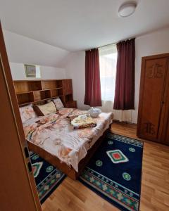 - une chambre avec un grand lit et une tête de lit en bois dans l'établissement Casa Camelia, à Ocna Şugatag