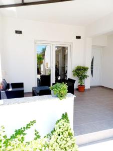 ein Wohnzimmer mit schwarzen Möbeln und Pflanzen in der Unterkunft Tonka in Vodice